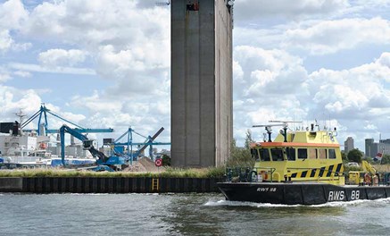 In de haven vaart het havenbootje voor facilitaire dienstverlening