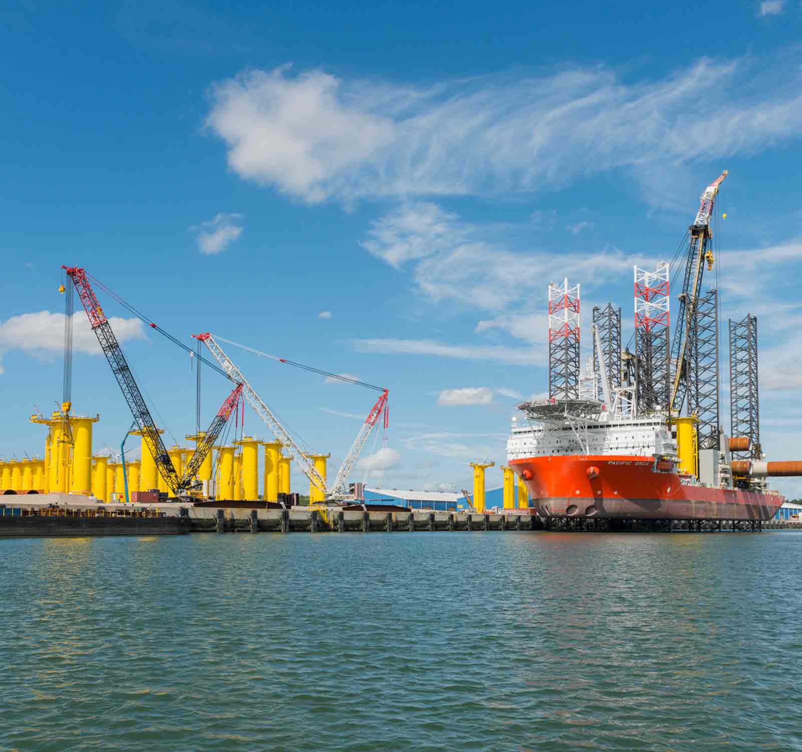Schip in de Zeeuwse Haven voor windmolens op zee