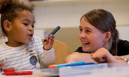 Kind met begeleider in de gehandicaptenzorg van de kindsector van Gors