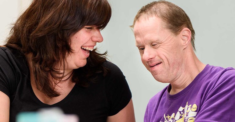 Begeleider met cliënt met een verstandelijke beperking bij Zuidwester