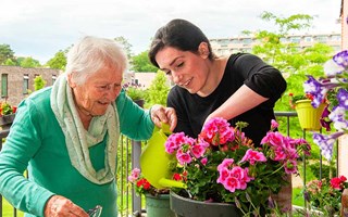 werken als verpleegkundige in de ouderenzorg - planten water geven met bejaarden