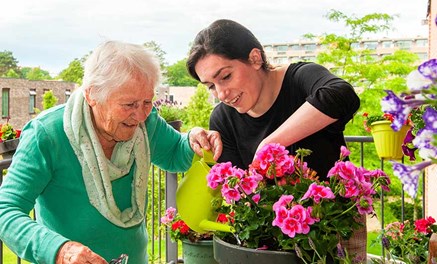 werken als verpleegkundige in de ouderenzorg - planten water geven met bejaarden