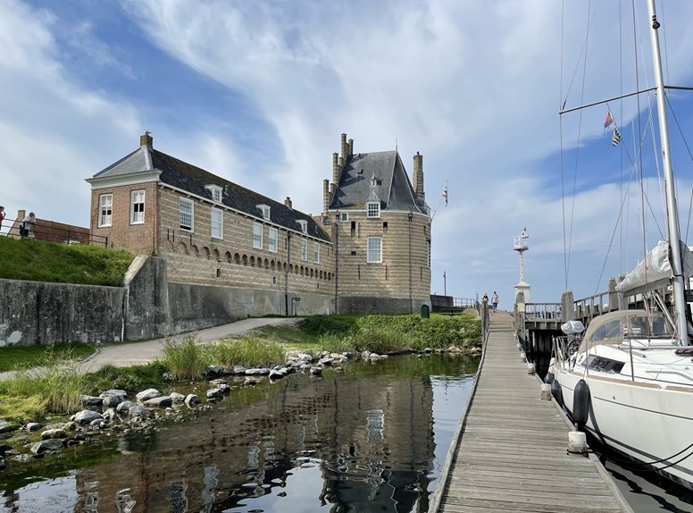 Veere is een prachtige stad die je tijdens deze Stadsontdekkingstocht van alle kanten kunt bewonderen. Een leuke wandelroute in Zeeland.