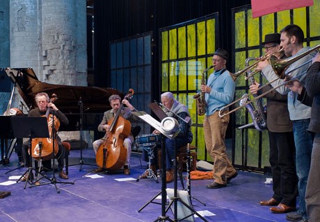 Achtkoppige band in de Grote Kerk in Veere