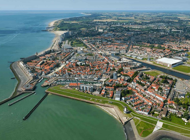 Walcheren heeft de perfecte mix van levendige steden en dorpen, een prachtige kustlijn en een rustig agrarisch achterland. De havenstad Vlissingen is één van de vele steden die het eiland rijk is!