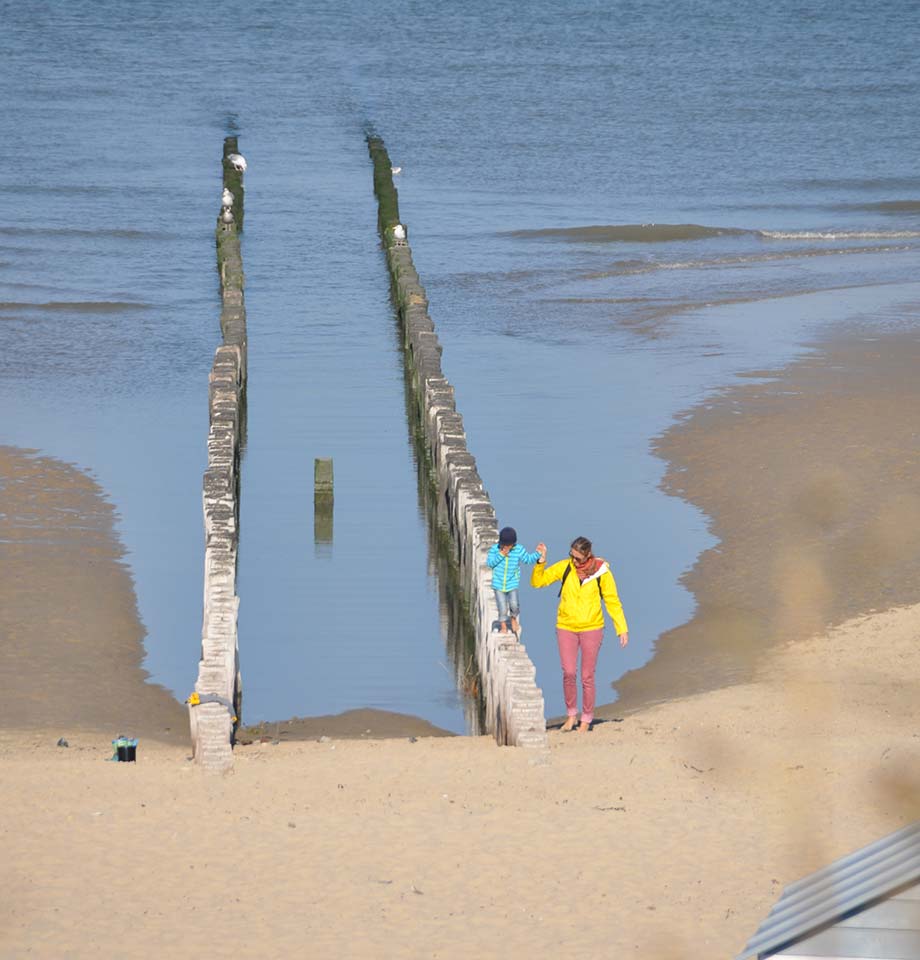 Moeder-en-kind op het strand