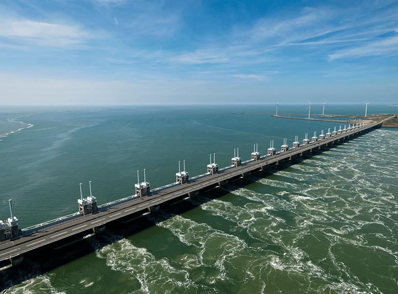 Luchtfoto van de Oosterscheldekering, een van de vele bezienswaardigheden in Zeeland. Bekijk ze hier!