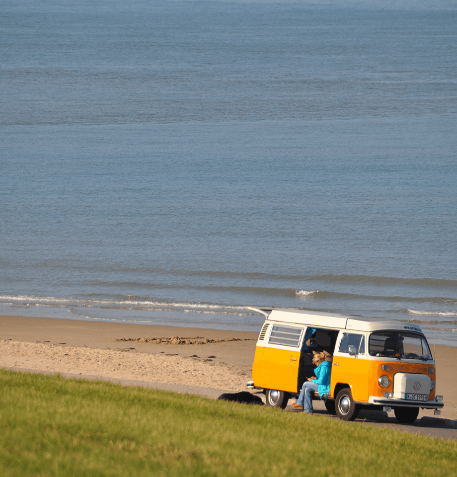 Volkswagen busje bij de zee