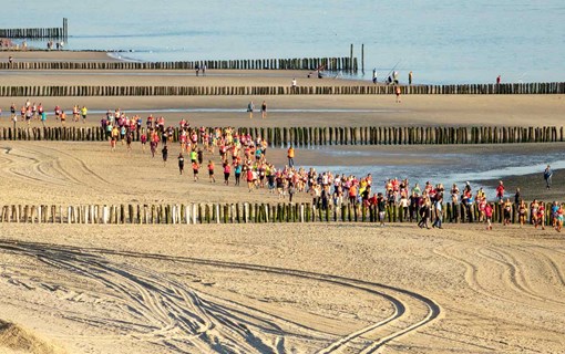 Hardlopers bij de Kustmarathon in Zeeland