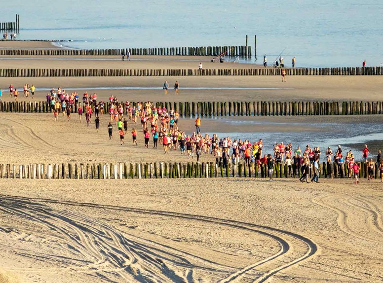 Hardlopers bij de Kustmarathon in Zeeland