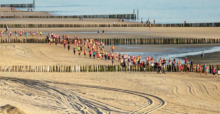 Hardlopers bij de Kustmarathon in Zeeland