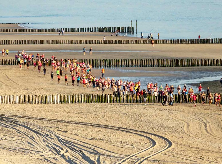 Hardlopers bij de Kustmarathon in Zeeland