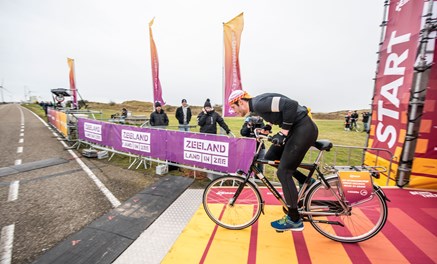 NK Tegenwindfietsen 2020 start deelnemer zeeland land in zee dranghekdoeken