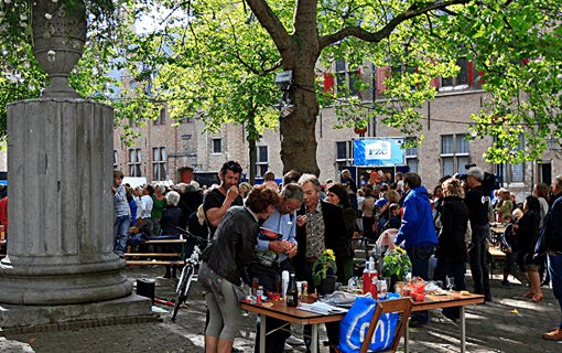 Zeeland nazomerfestival heeft elk jaar een andere locatie, maar een vast onderdeel van het festival is het muziekprogramma op het Abdijplein in Middelburg.