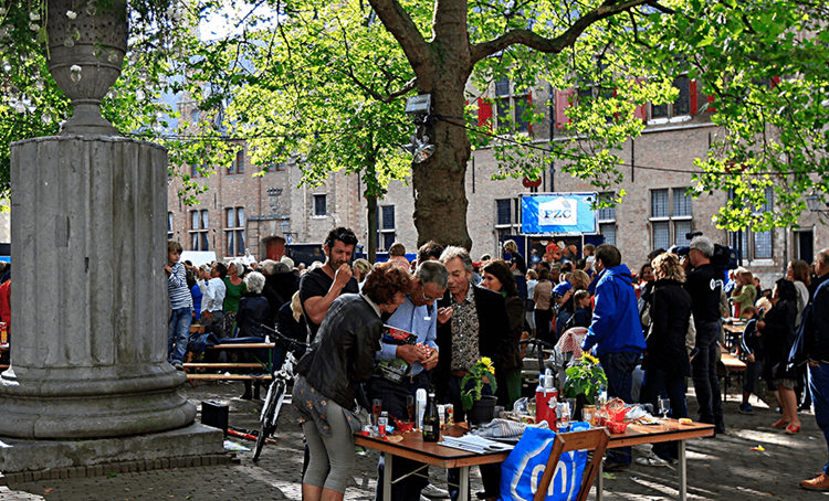 Zeeland nazomerfestival heeft elk jaar een andere locatie, maar een vast onderdeel van het festival is het muziekprogramma op het Abdijplein in Middelburg.