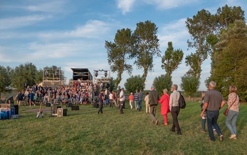 Zeeland nazomerfestival heeft elk jaar een andere locatie, maar een vast onderdeel van het festival is het muziekprogramma op het Abdijplein in Middelburg.