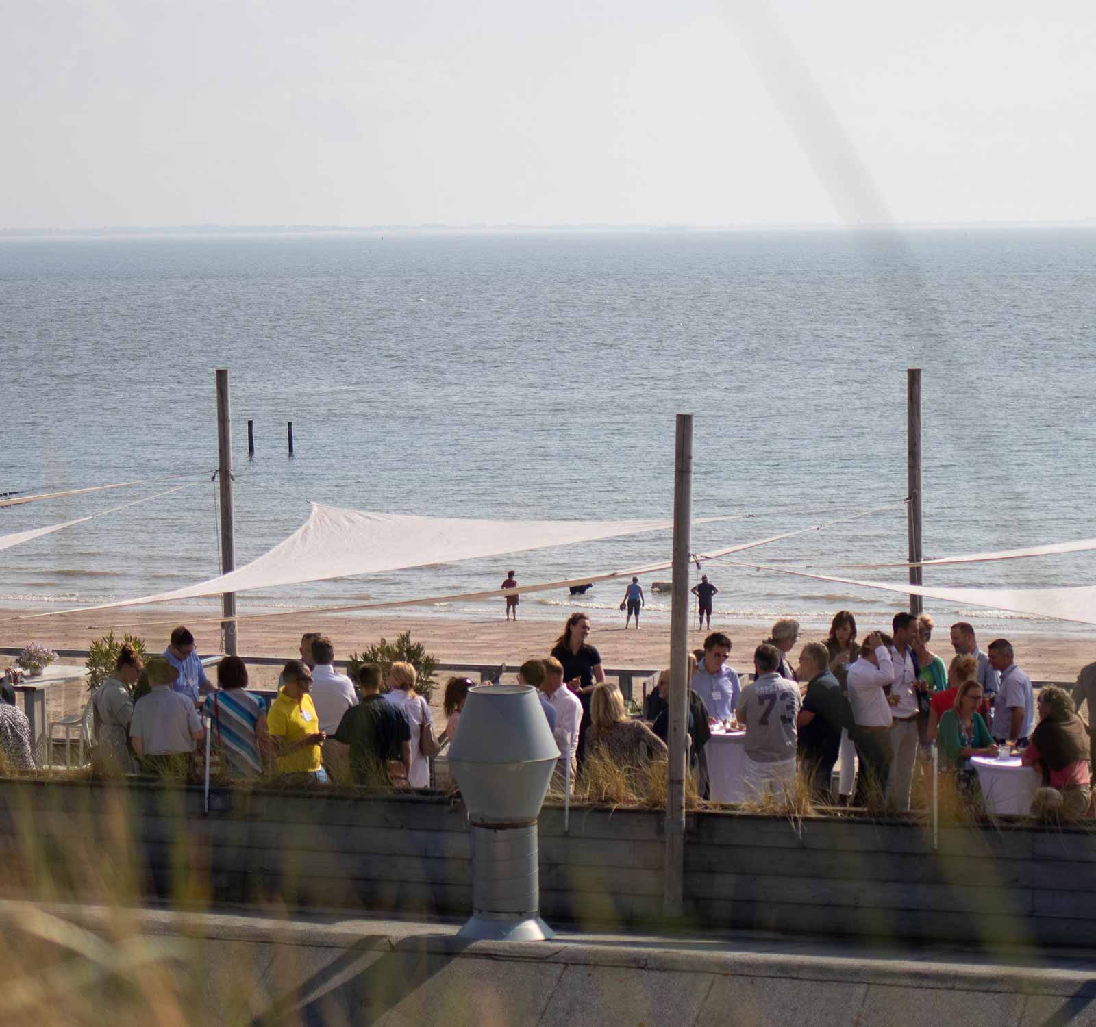 Netwerken in Zeeland op het strand