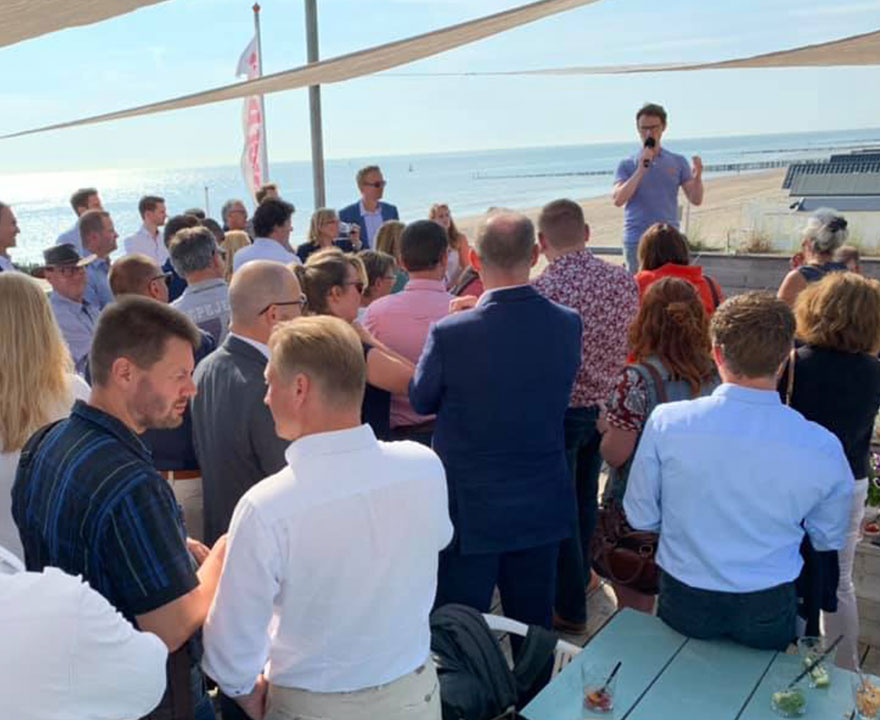 Ondernemen in Zeeland bij netwerkbijeenkomst Zeeland Business op strand
