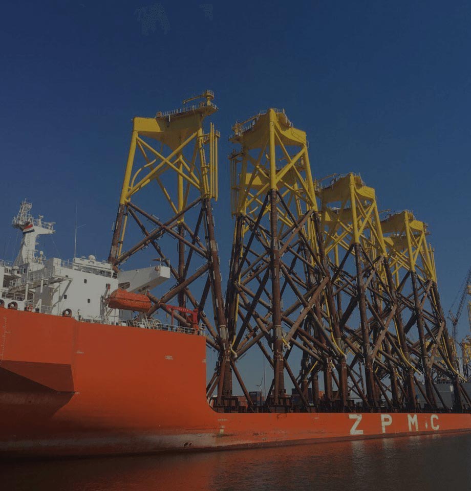Schip met onderdelen voor windmolens op zee