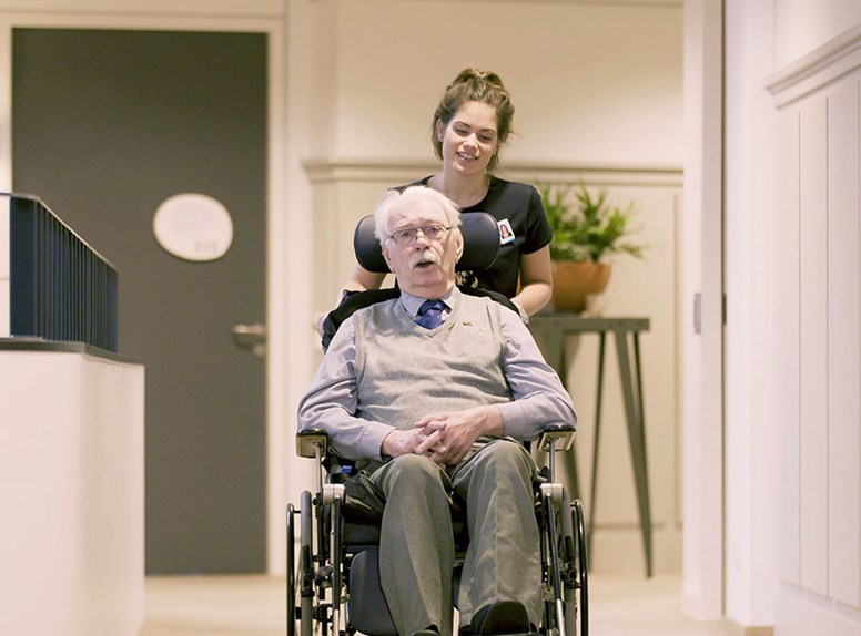 Verpleger aan het werk