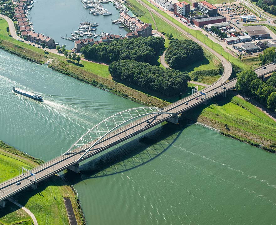 Brug van Tholen naar Noord-Brabant in regio Tholen