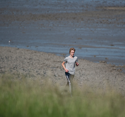 Hardloper op strand Zeeland