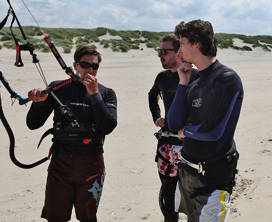 Jongeren aan het kitesurfen