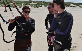 Jongeren aan het kitesurfen