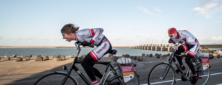 Tegenwindfietsers op de Oosterscheldekering