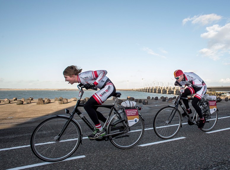 Tegenwindfietsers op de Oosterscheldekering