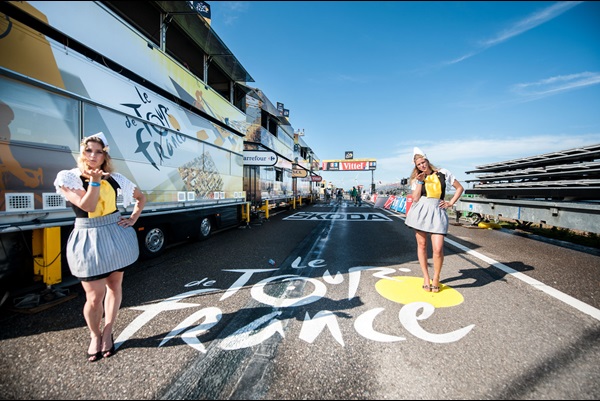 Zeeuwse meisjes op de Oosterscheldekering tijdens de Tour de France