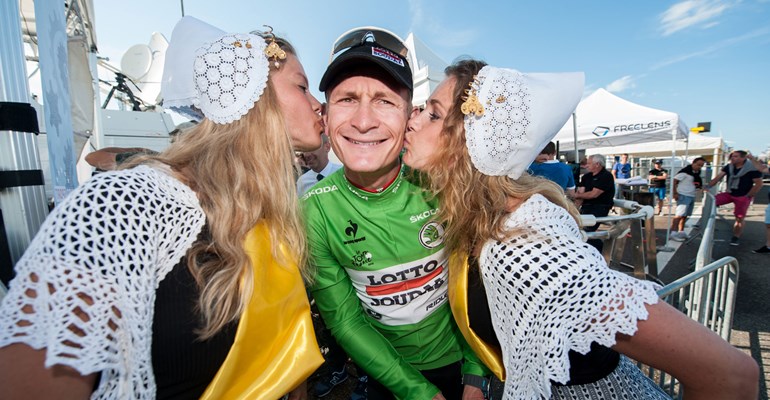 Twee Zeeuwse meisjes geven een kus aan de winnaar van de Tour de France in 2015