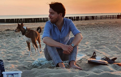 Floris-Jan op het strand na zijn werk bij Omroep Zeeland