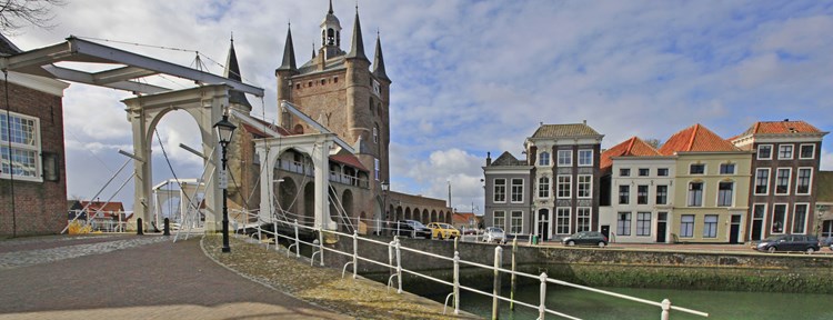 De Werf haven in Zierikzee met op de achtergrond de dikke toren