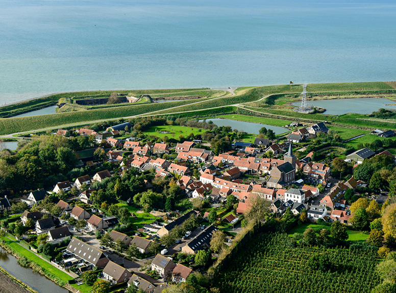 Zuid-Beveland, eiland in Zeeland. Authentieke dorpen, bloemenvelden en heeft de modestad van Zeeland. 