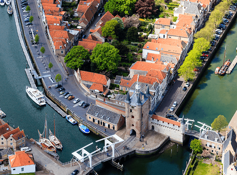De Dikketoren van Zierikzee is een van de vele monumentale gebouwen die je in deze stad gaat tegenkomen tijdens de Stadsjuwelen wandelroute Zierikzee. Wandelen in Zeeland is heel divers.