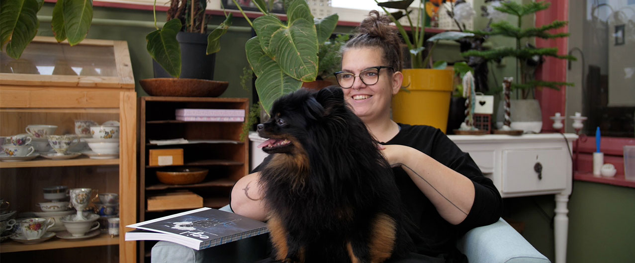 Viorella, uitgever Eej Magazine en hond Teddy 