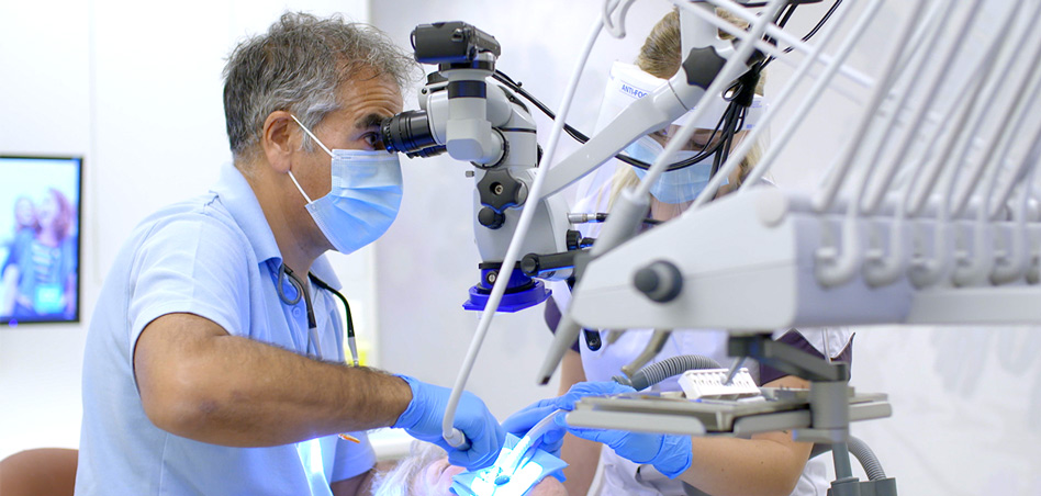 Tandarts Raymond aan het werk in zijn eigen praktijk als Tandarts