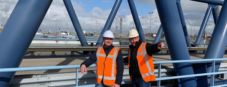 Winnaar Toine met aannemer van der Jagtgroep bij de Nieuwe Sluis Terneuzen met veiligheidshesje en helm