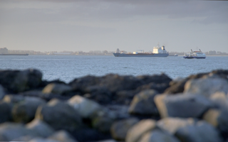 Schepen voor de kust bij Zeeland