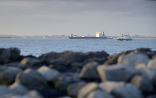 Schepen voor de kust bij Zeeland