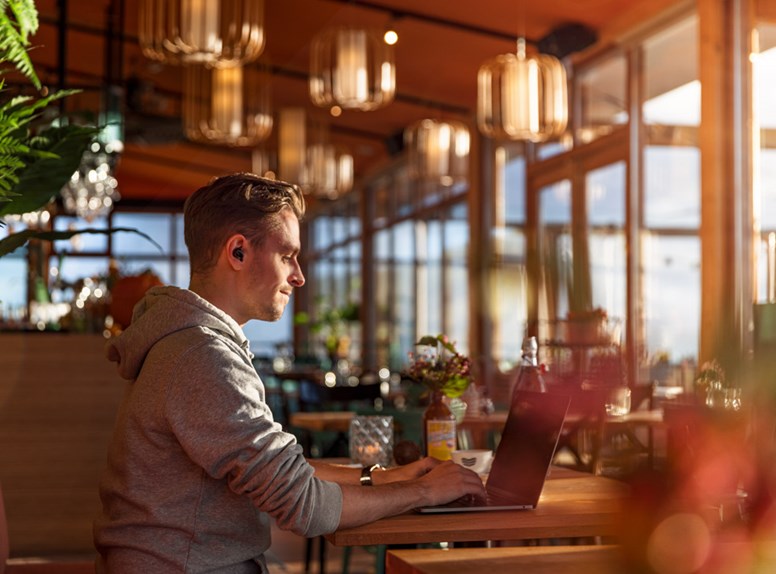 Flexwerken bij Bombaai Strandbar in Westkapelle