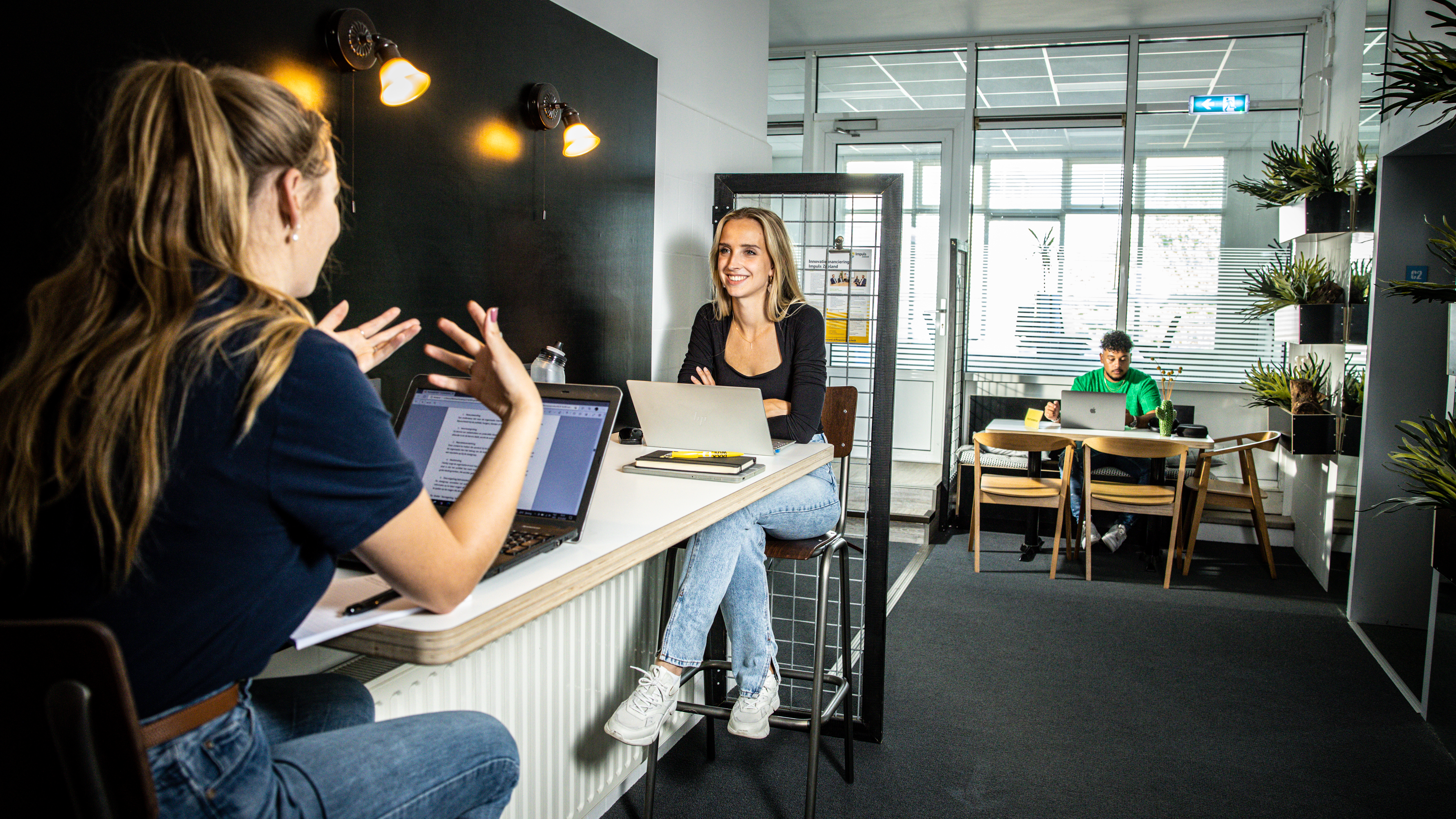 Mensen aan het werk bij flexwerkplekken bij Dockwize in Vlissingen