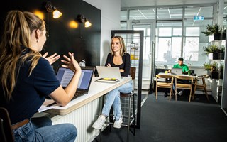 Mensen aan het werk bij de flexwerkplekken in Dockwize