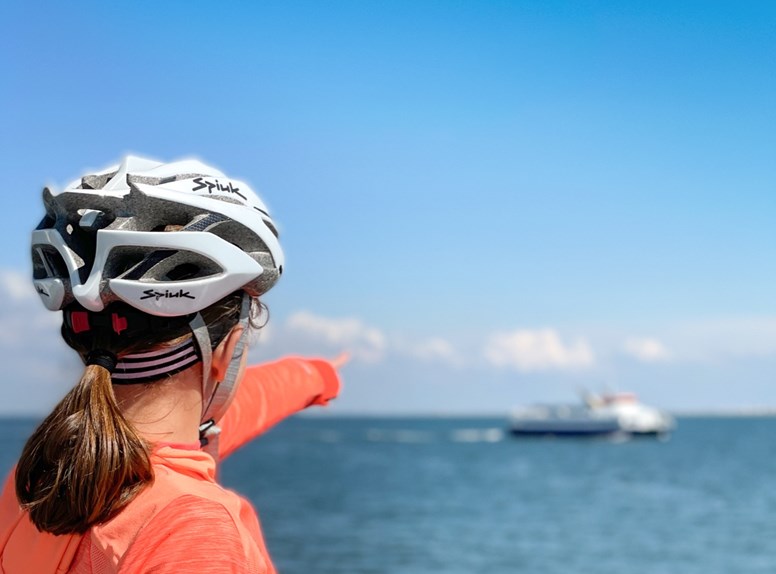 Kind wijzend naar de Westerschelde Ferry