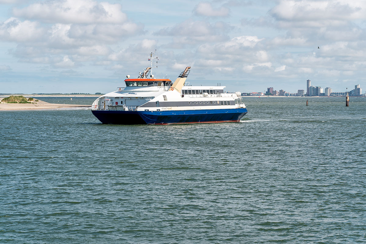 Westerschelde Ferry met op de achtergrond de boulevard van Vlissingen