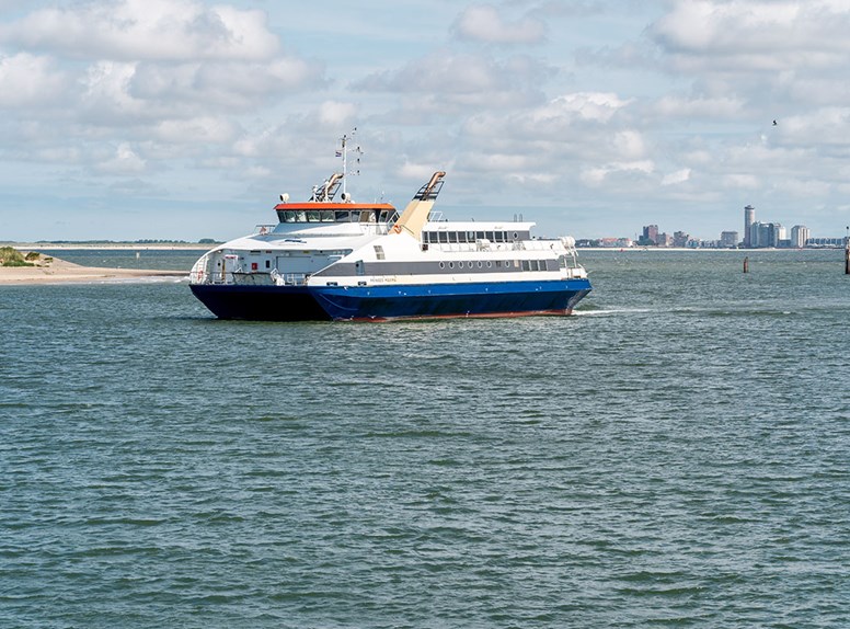 Westerschelde Ferry met op de achtergrond de boulevard van Vlissingen